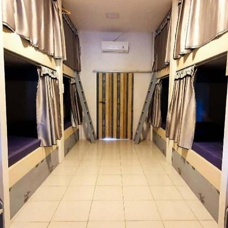 Tiny Room Hostel Toyapakeh エクステリア 写真