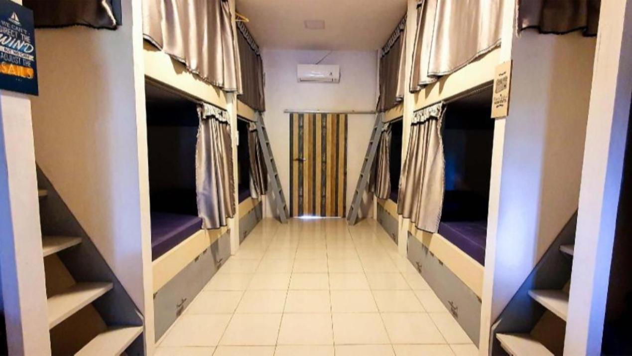 Tiny Room Hostel Toyapakeh エクステリア 写真