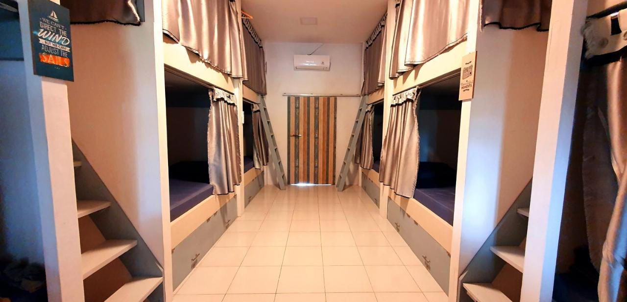 Tiny Room Hostel Toyapakeh エクステリア 写真